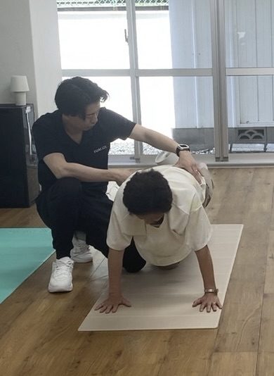 トレーナーが会員のフォームを確認している様子